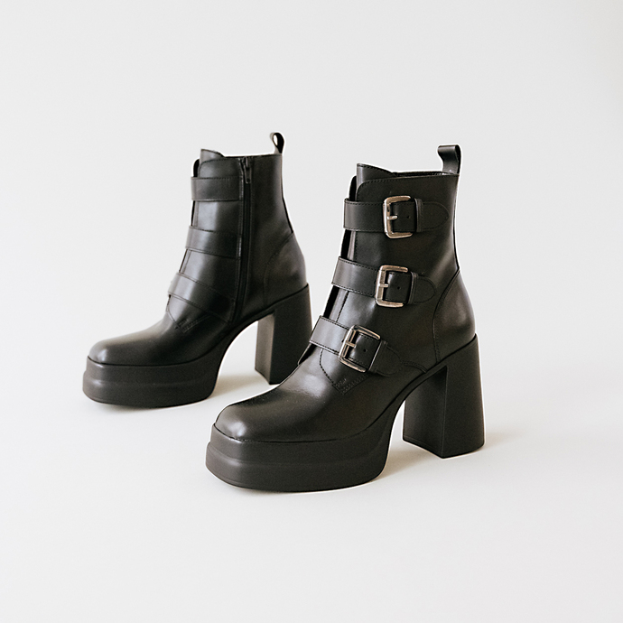 Boots à sangles et plateformes  en cuir noir