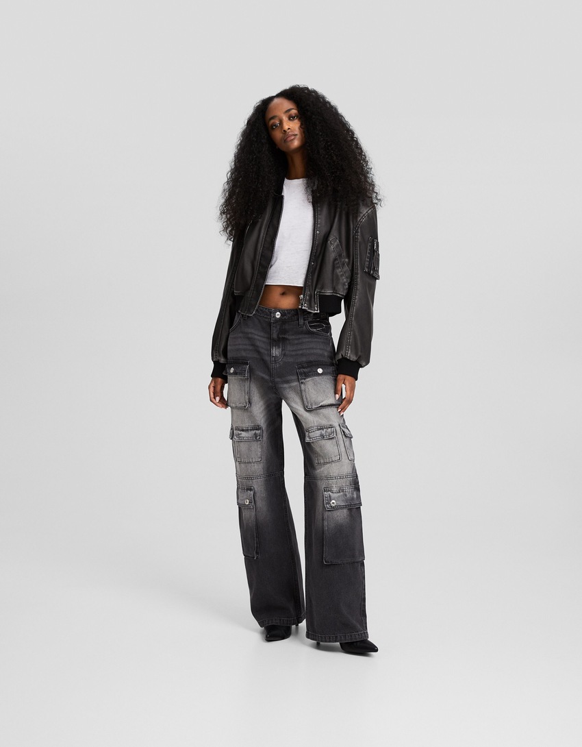 calça jeans cargo folgada multiuso