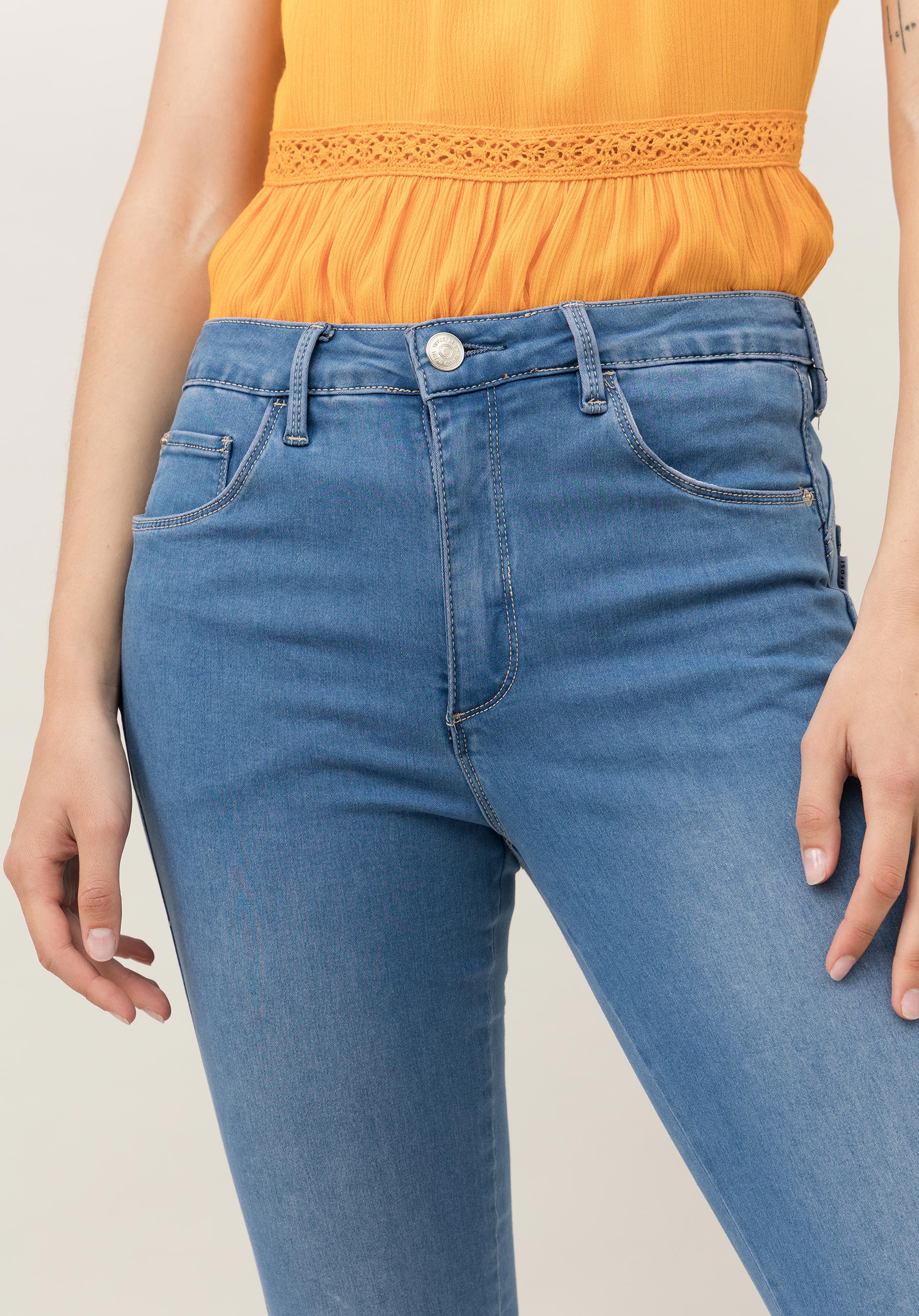 Jeans Push-up Skinny Cintura Média