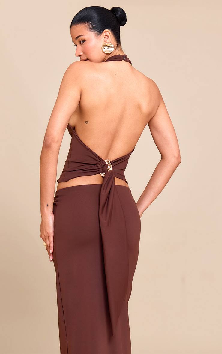 Chocolate Brown Top Dos Nu À Col Licou Avec Détail Doré En Matière Mate Sculptante