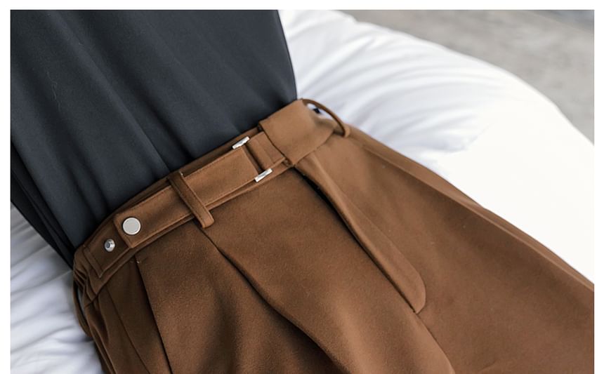 CHIC ERRO - Middelhoge effen broek met riem en wijde pijpen