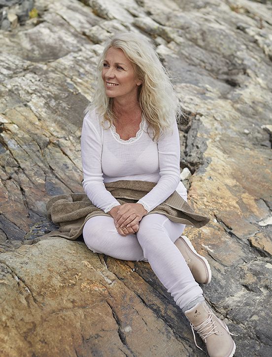 Flora Trøye i merinoull med blondekant