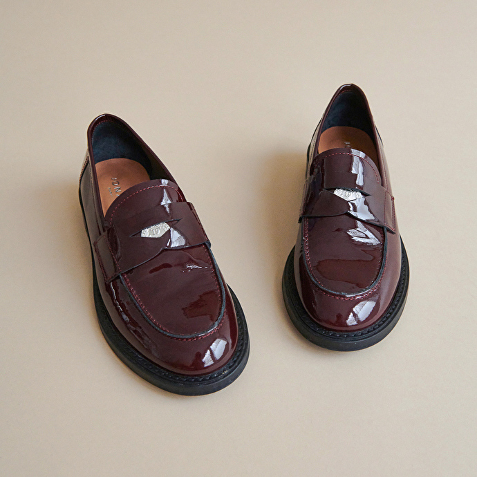 Mocassins à bouts arrondis et détails argentés  en cuir verni bordeaux