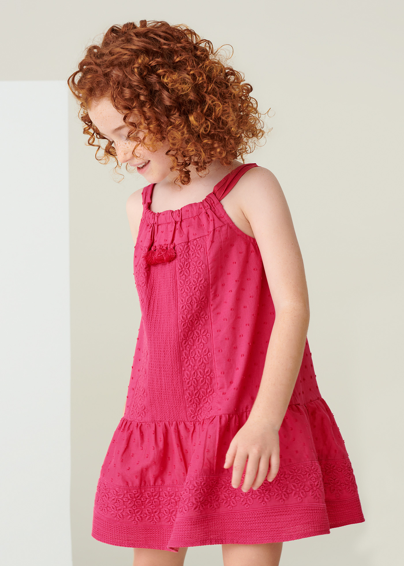 Vestido de algodão com bordados para meninas