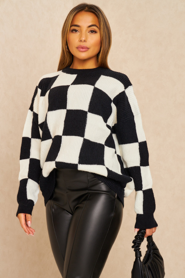 Pull en mailles motif damier noir et blanc