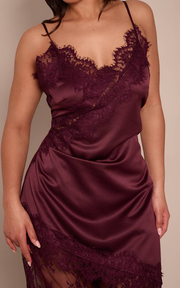 Prune Robe Asymétrique En Satin Chocolat Avec Dentelle Ajustée