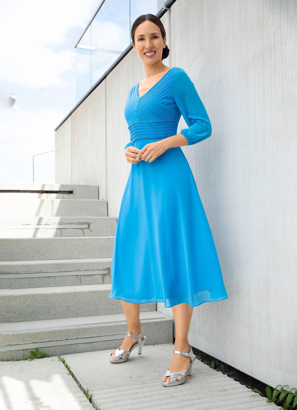 Kleid mit feinen Zierkugeln