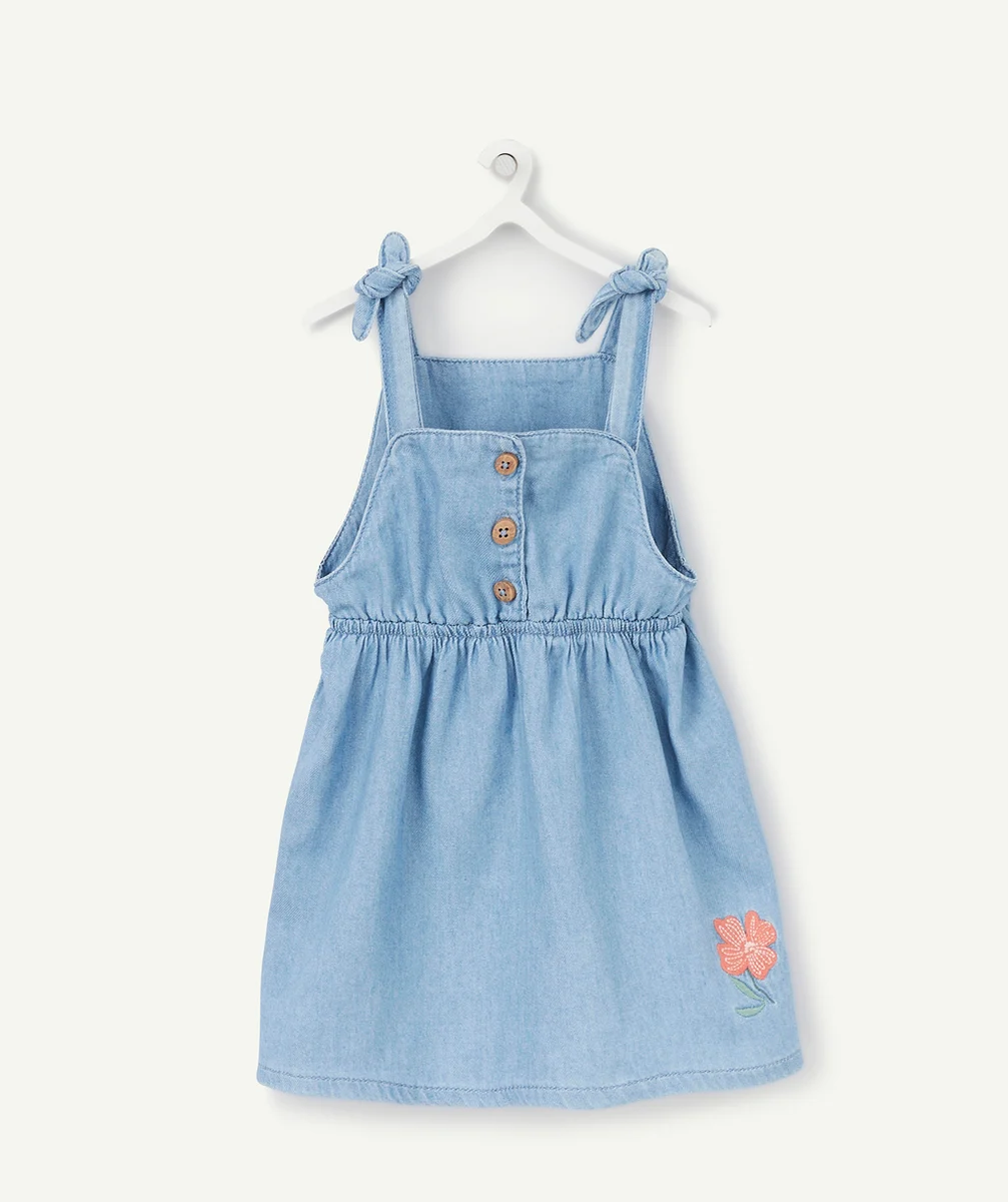 ROBE BÉBÉ FILLE EN DENIM LÉGER ET LOW IMPACT BLEU AVEC BRODERIE FLEUR