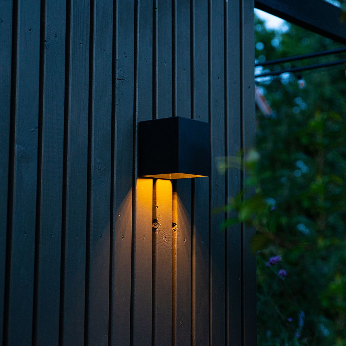 Buiten wandlamp zwart met dimlicht en sensor op solar - Charlotte
