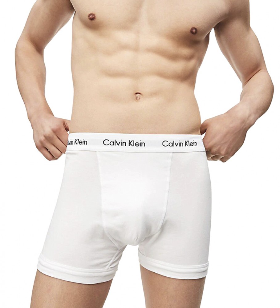 Conjunto de 3 cuecas boxer Calvin Klein de cintura baixa em algodão stretch nas cores cinza, branca e preta.