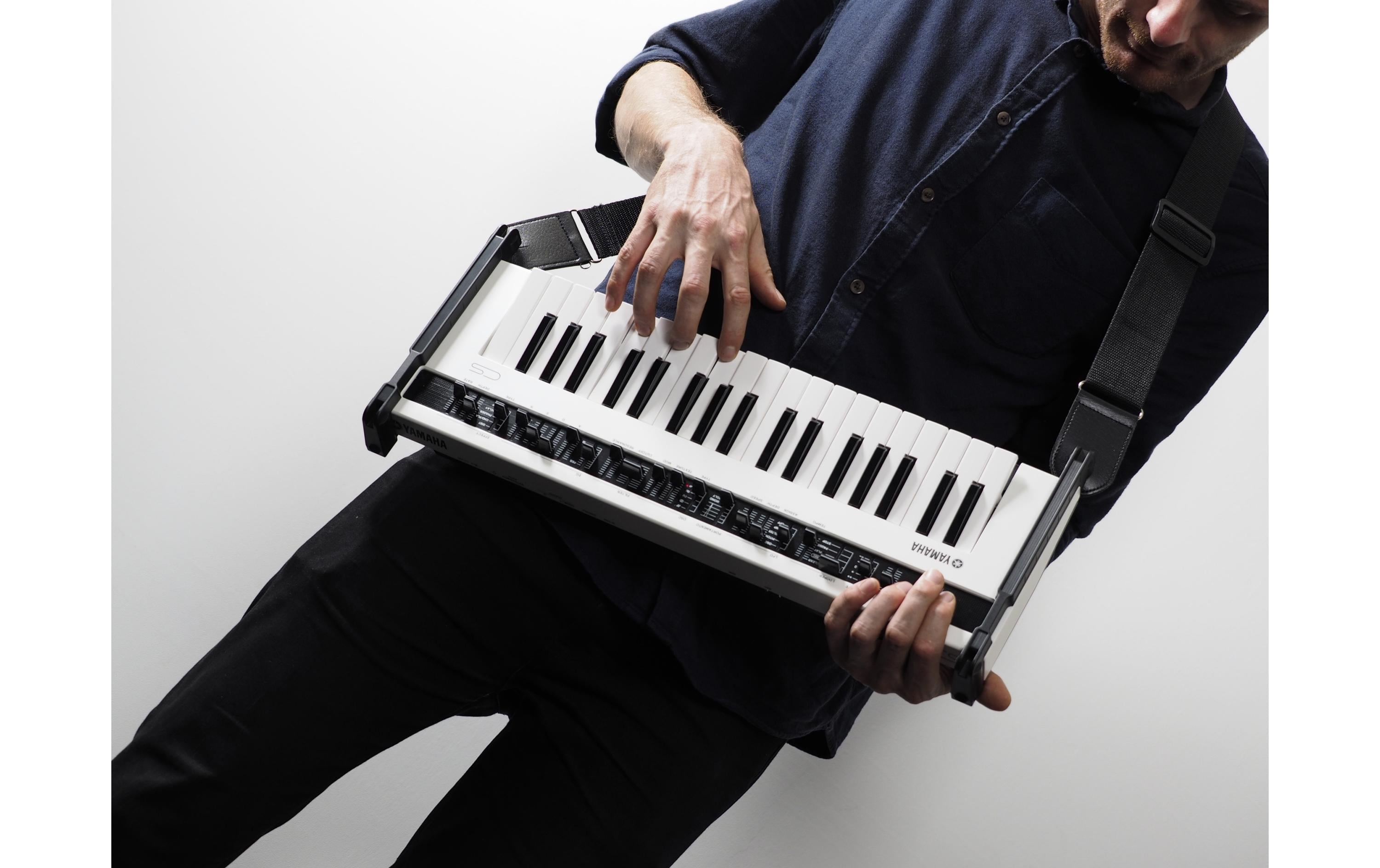 Synthesizer Reface YC<br>Portables Keyboard mit Mini-Tastatur, integrierten Lautsprechern und professionellen Anschlüssen