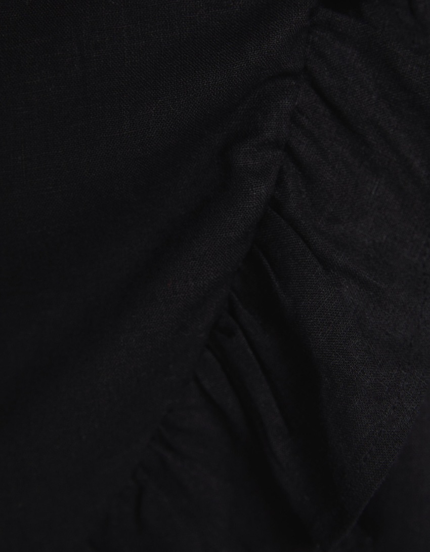 Vestido curto de linho com mangas curtas e babados.