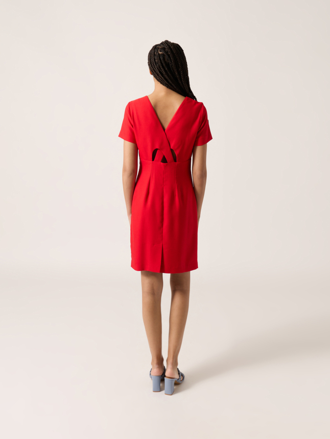 Robe court avec découpes dans le dos
