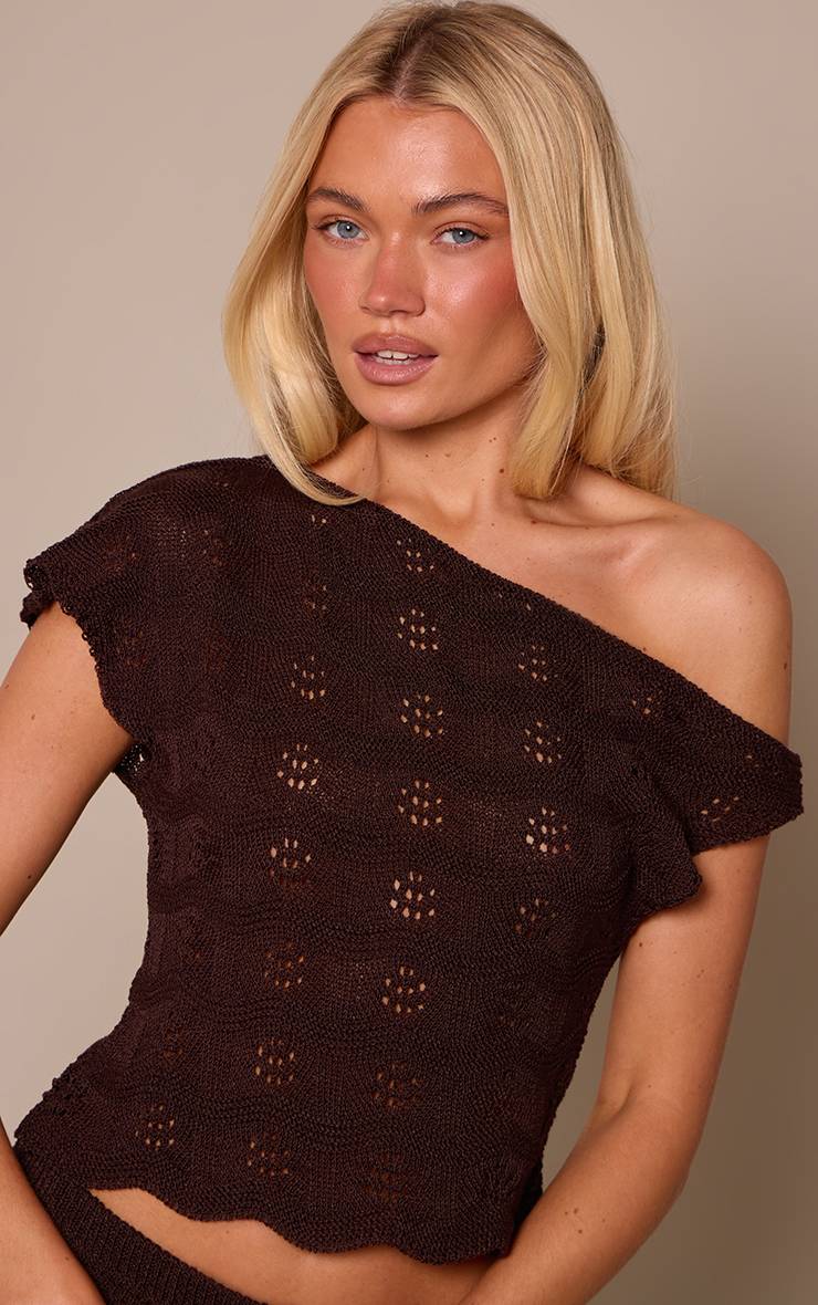 Chocolat Haut En Maille Crochet Ondulée À Épaule Torsadée