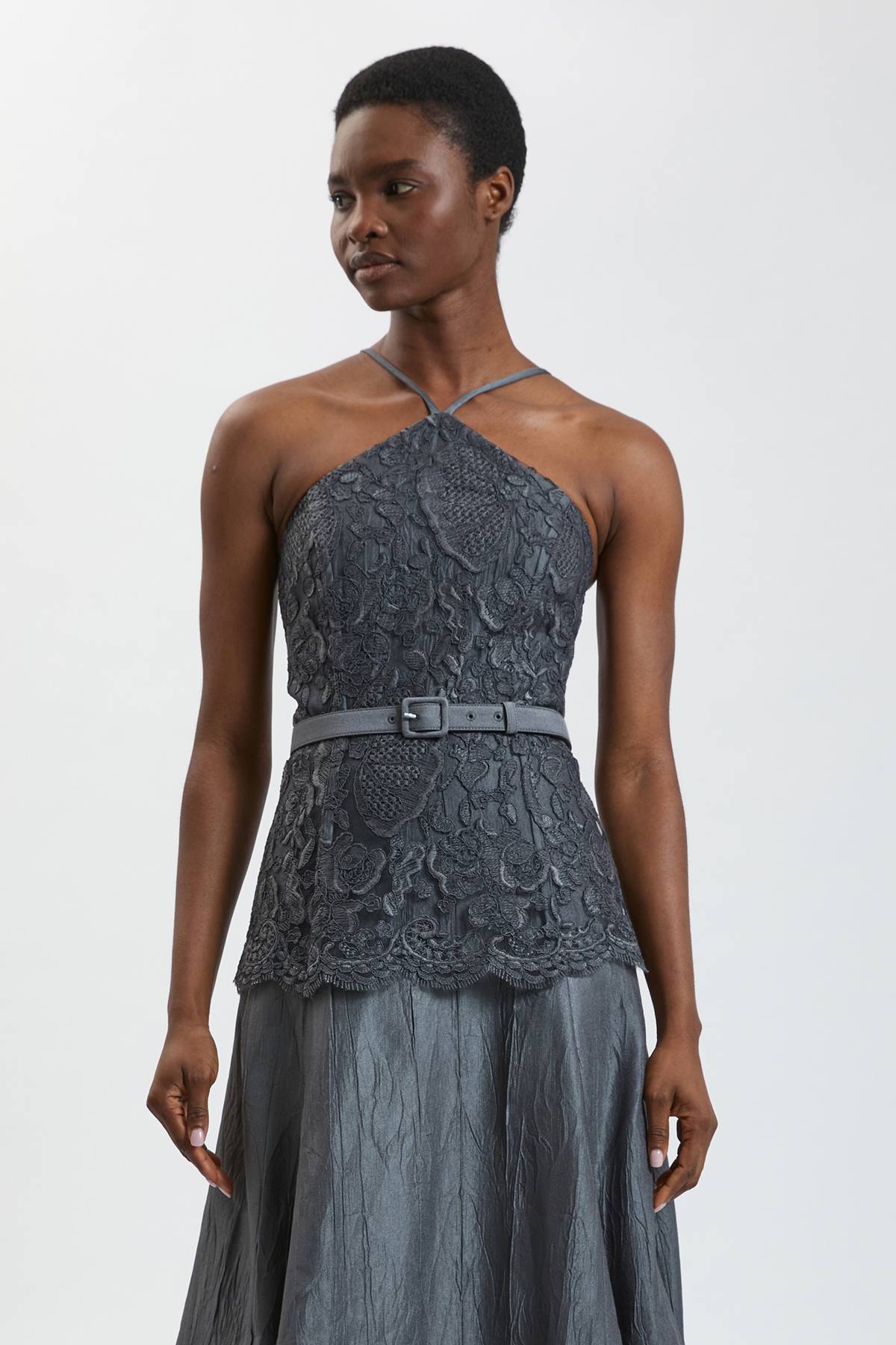 KarenMillen Robe Midi Texturée En Satin Avec Dentelle Et Col Licou Ceinturée Petite