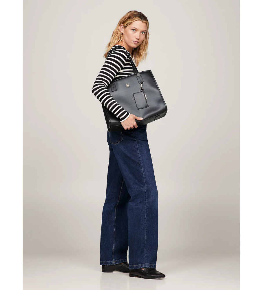 Bolsa Tommy Hilfiger City Monogram Tote na cor preta.