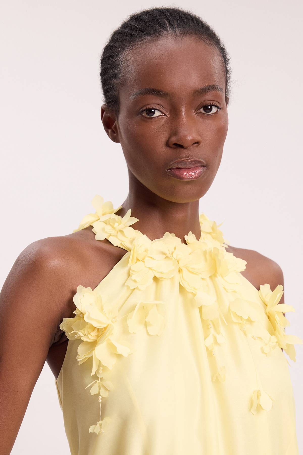 KarenMillen Robe Longue À Encolure Américaine Avec Appliqués Floraux Et Jupe À Volants Étagés