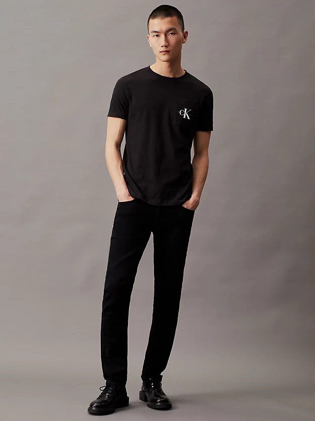 Camiseta com monograma e bolso fino.