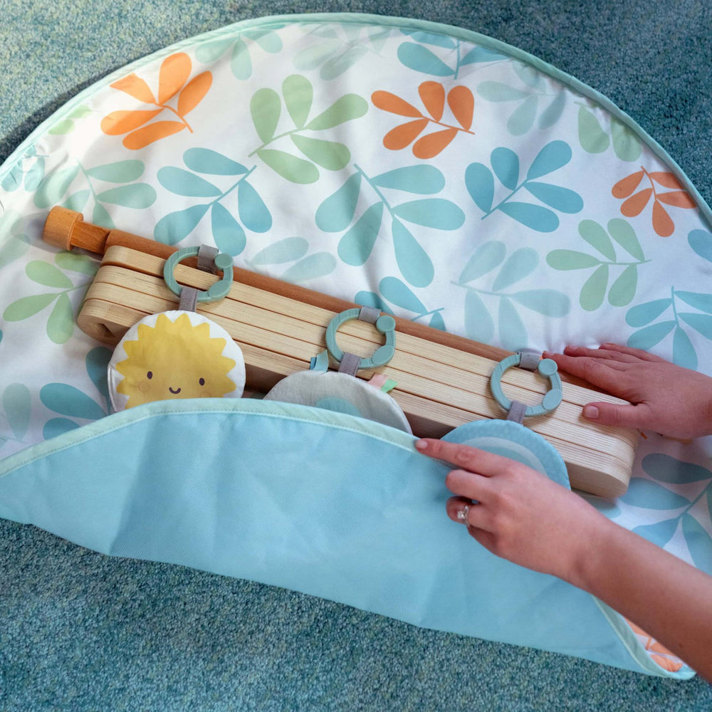 Køb Ingenuity Sun Valley™ Wooden Legetøj Aktivitetsbue & Play Mat