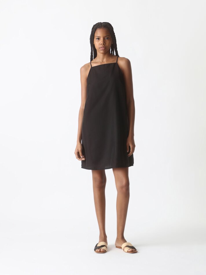 Vestido curto com decote halter - Preto
