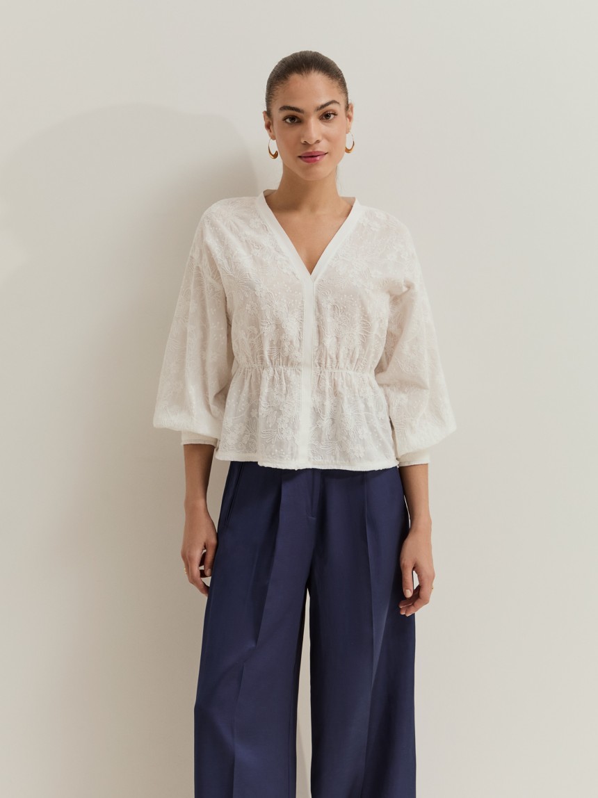 Blusa em algodão com bordados