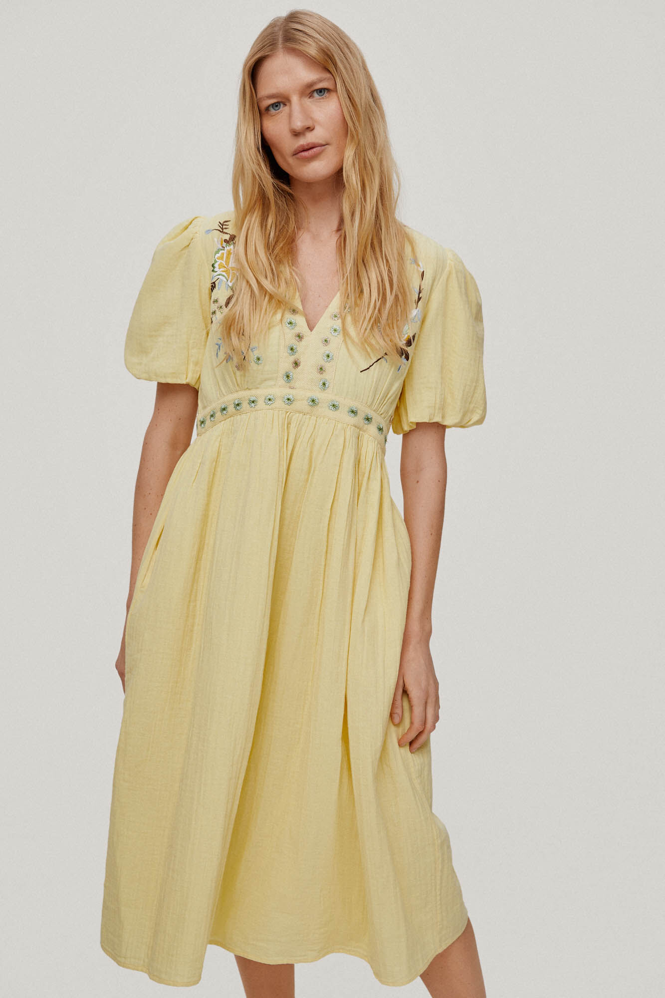 Vestido na altura do joelho com detalhes de bordado floral. - Amarelo
