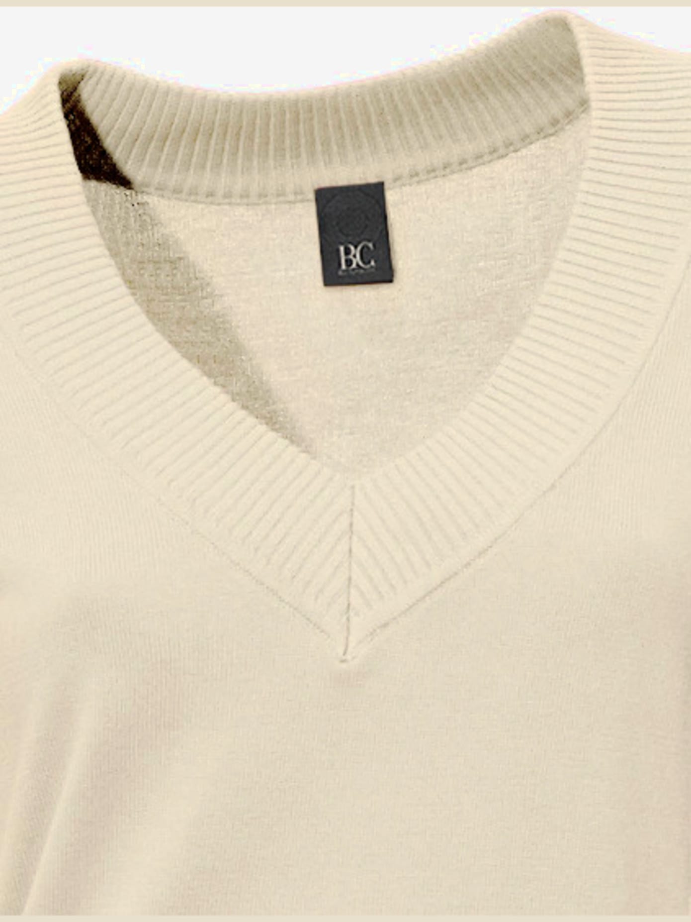 Joli pull basique à encolure en v