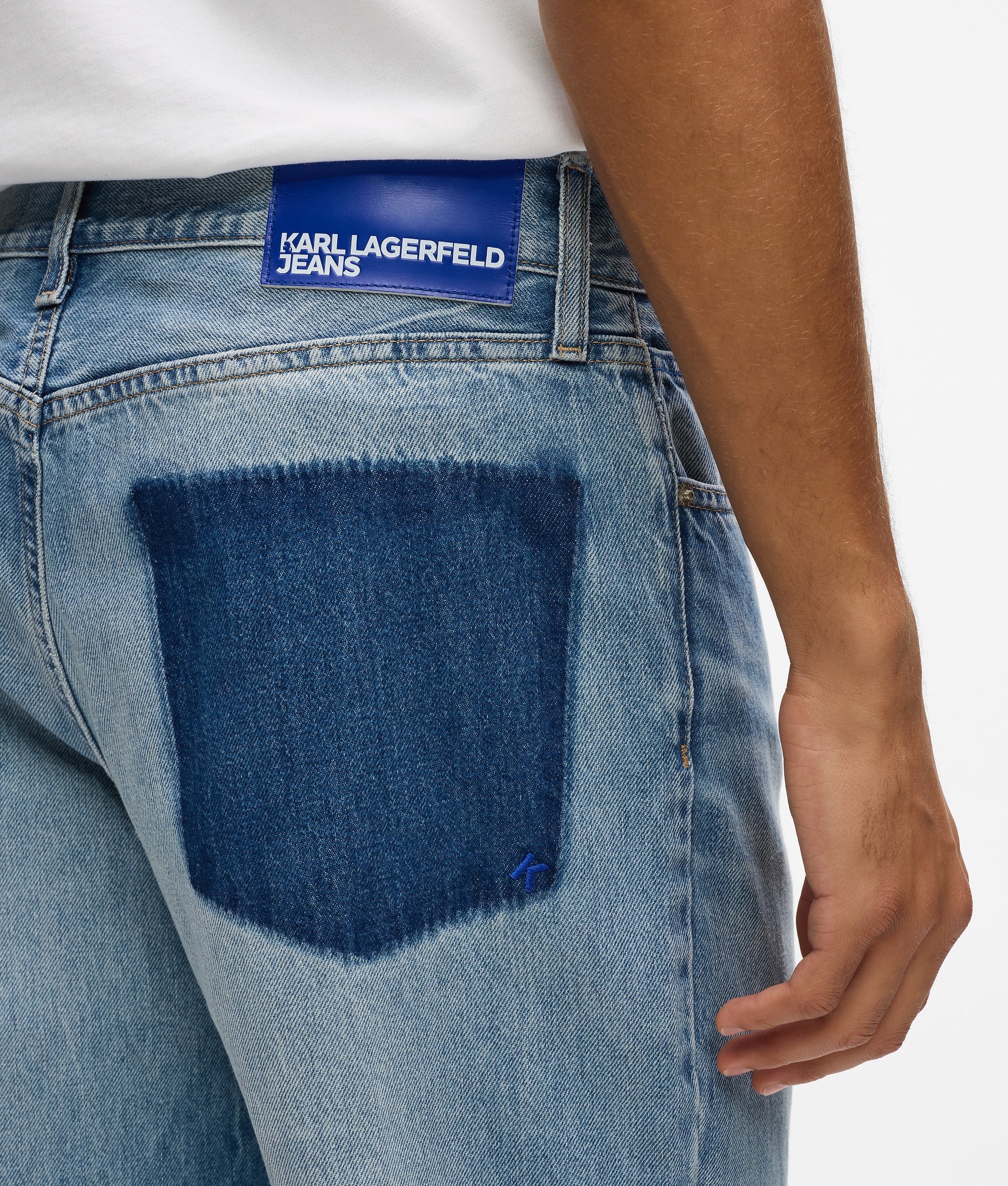 Rechte jeans met verwijderde zakken