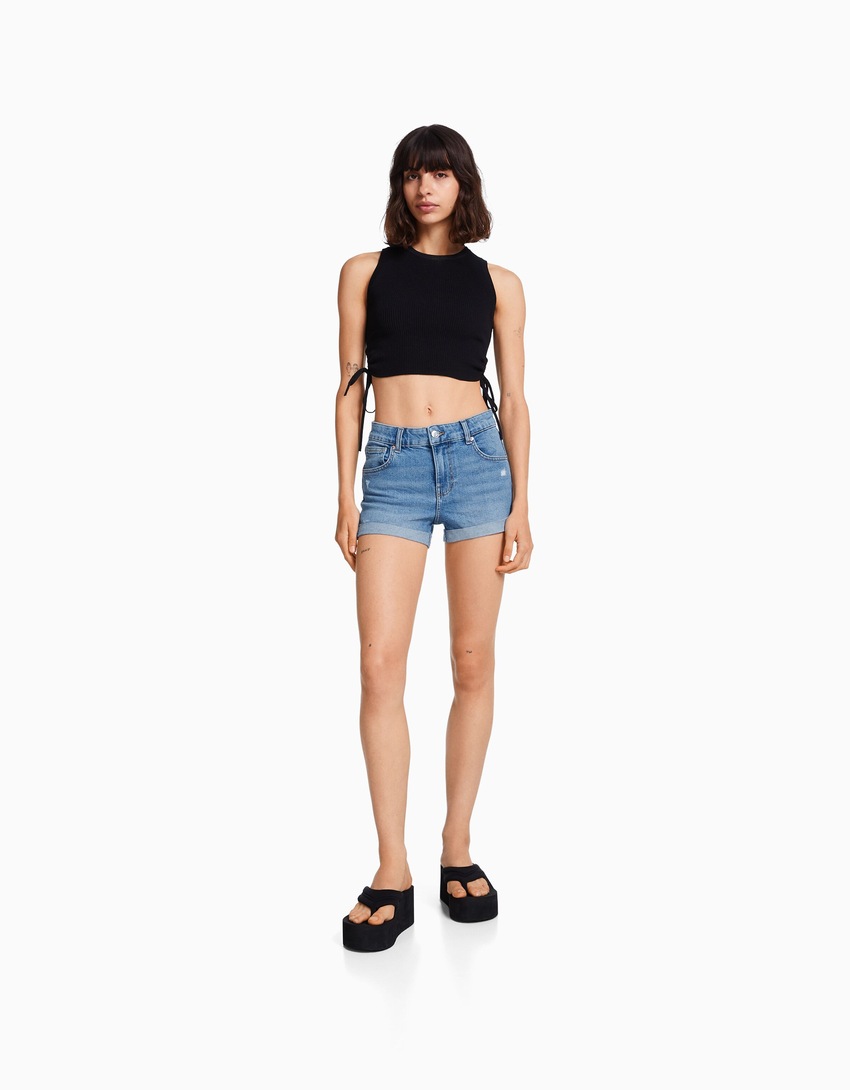Shorts jeans com a barra dobrada