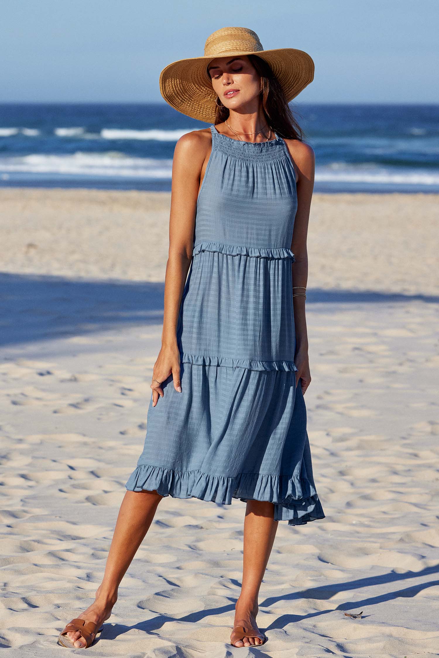 Robe maxi avec col haut à volants et smocks bleue