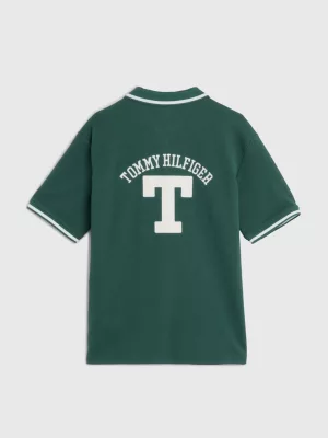 Polo com logo nas costas estilo universitário
