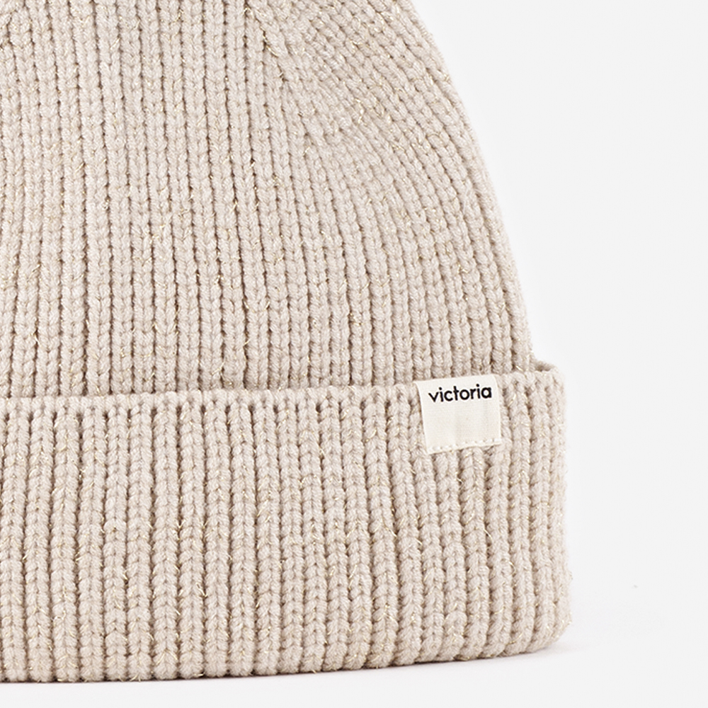 Gorro de malha V. Things com lurex, dobra dupla e etiqueta na aba.
