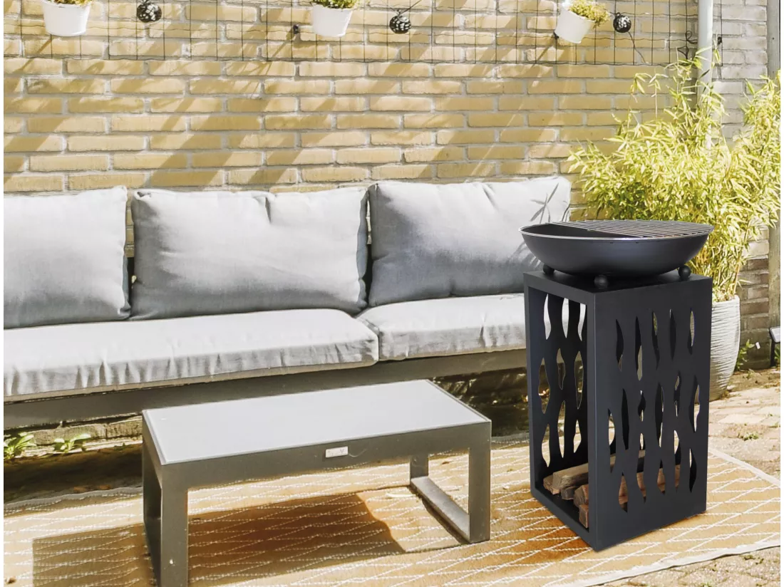 Barbecue au design élégant avec grill chromé en acier noir