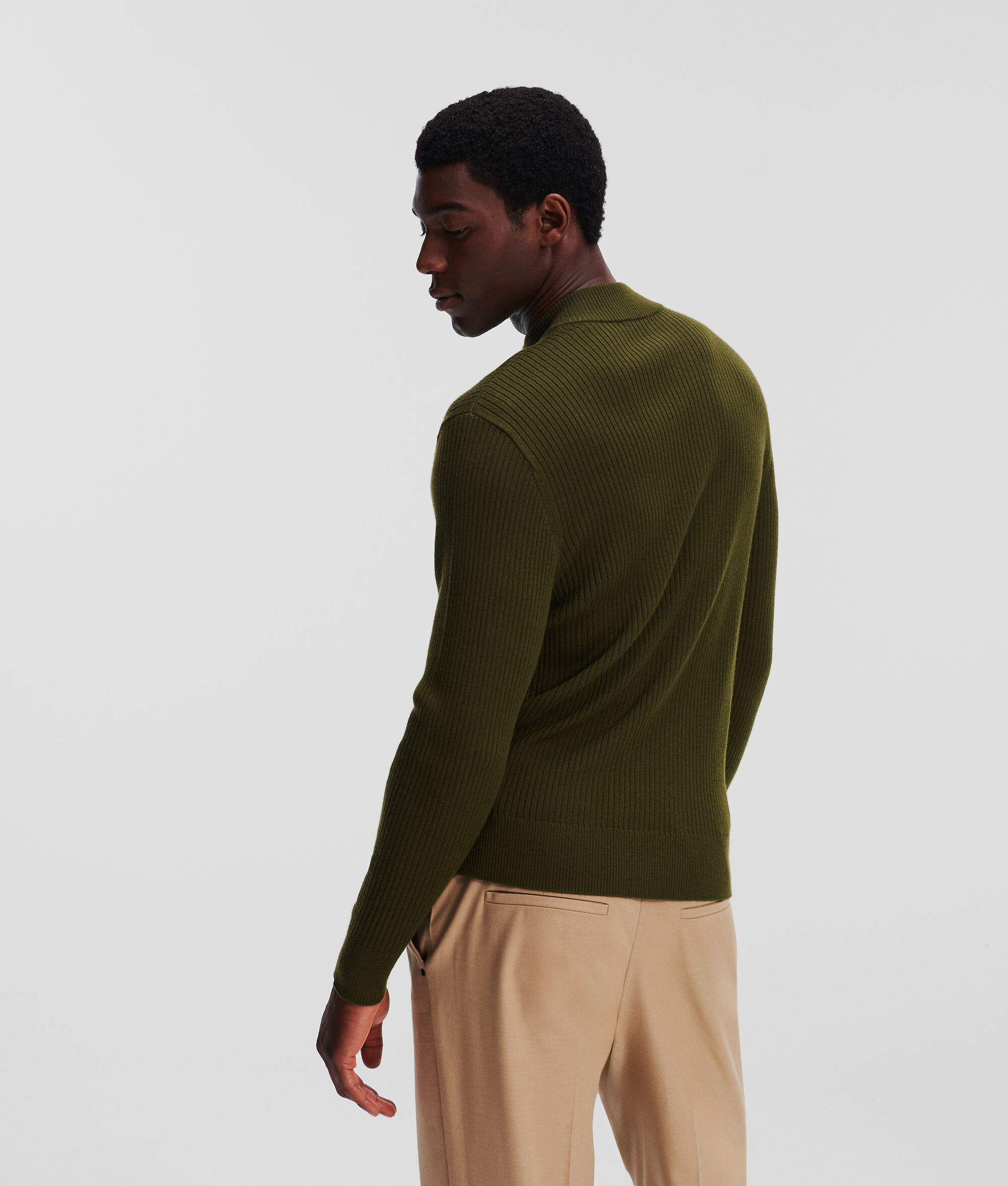 PULL À COL ROULÉ AVEC DEMI-ZIP