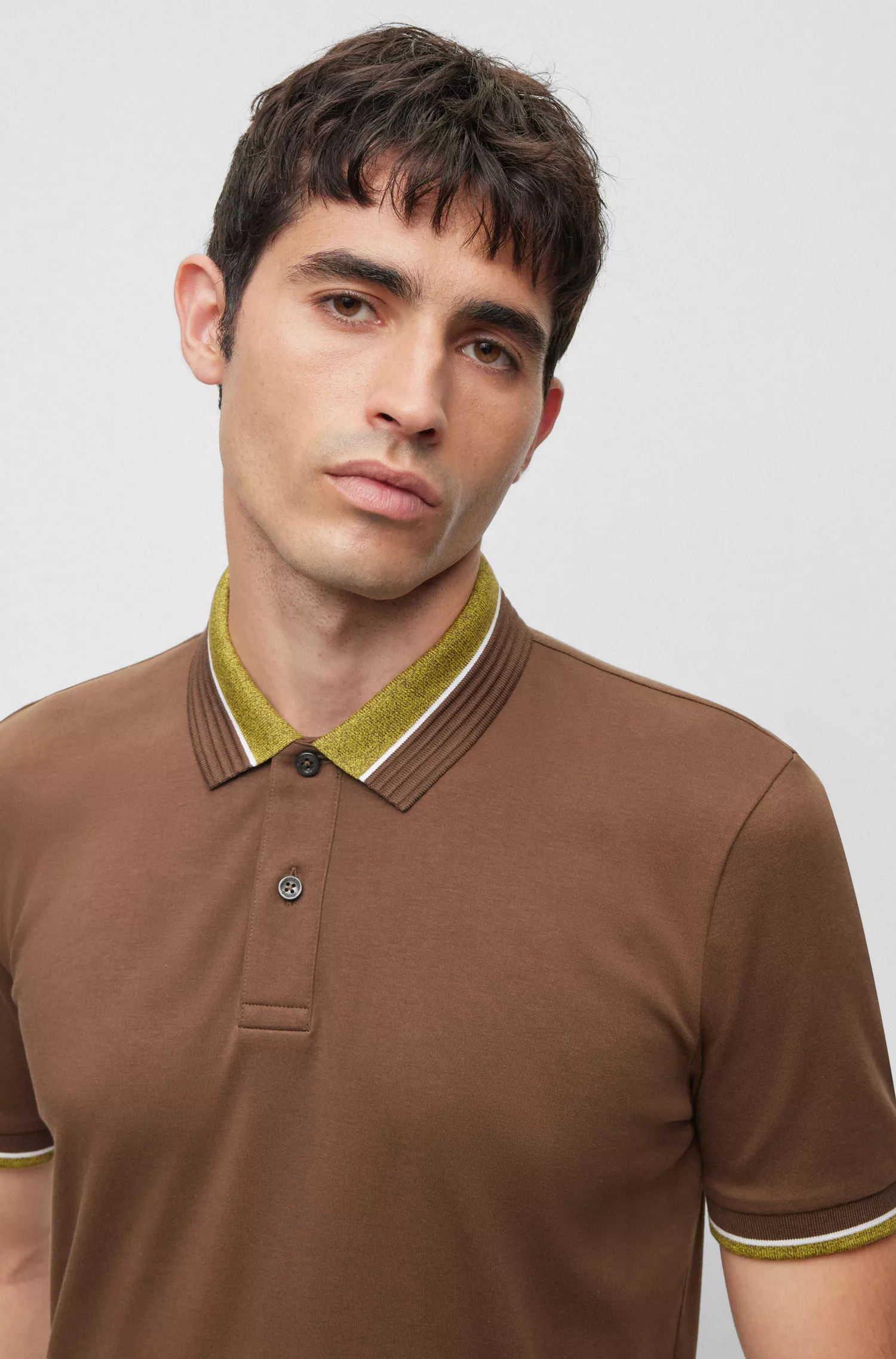 Camisa polo BOSS preta em algodão mercerizado com detalhes contrastantes.