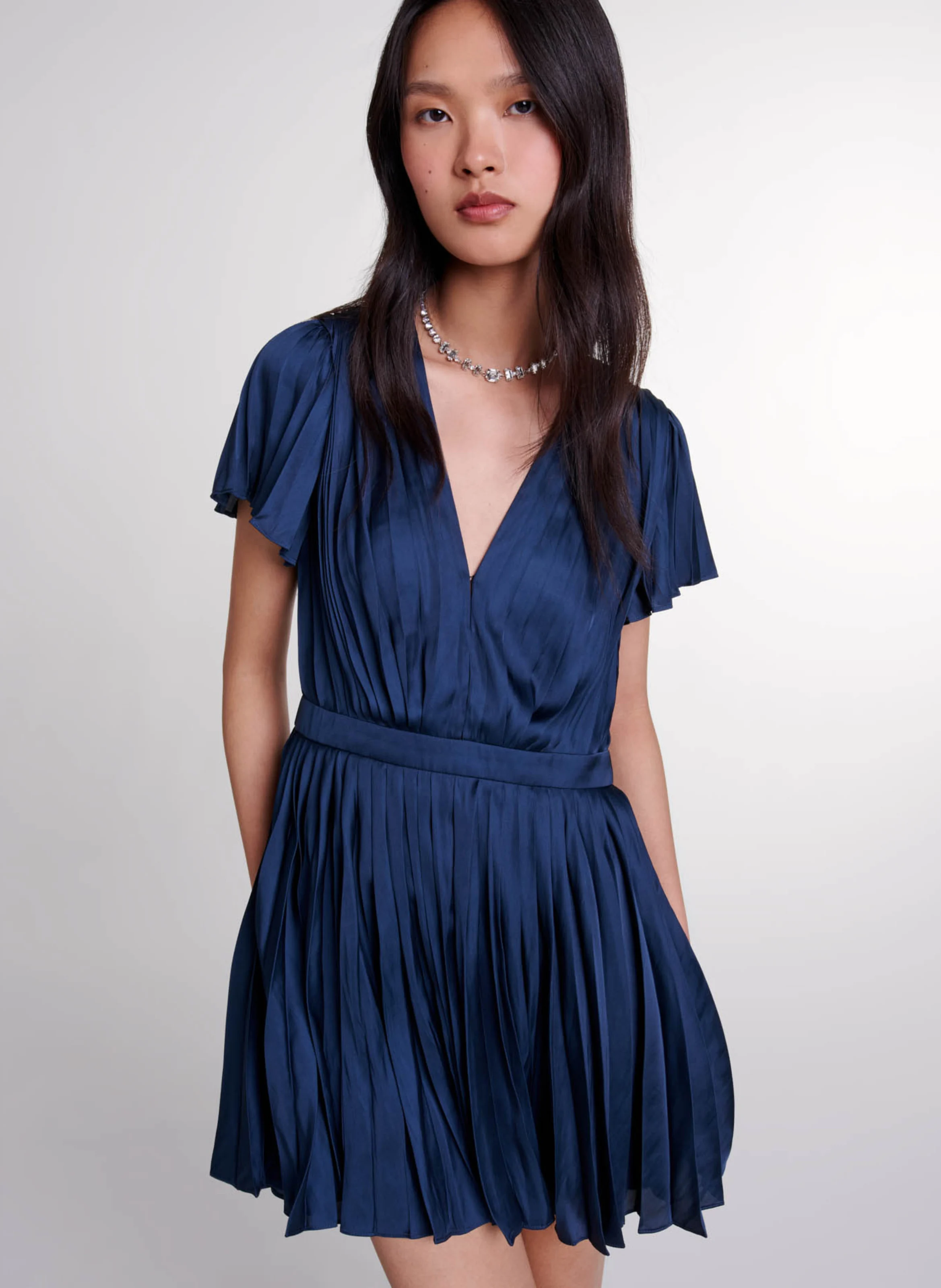 Robe courte plissée à col V | Bleu