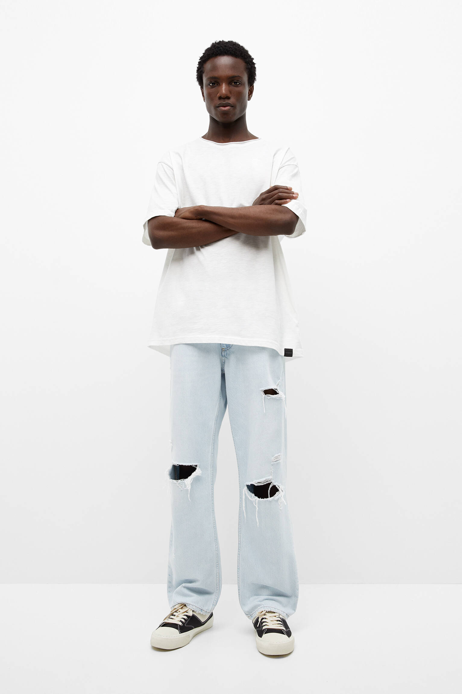 CALÇA JEANS BÁSICA DE PERNA LARGA RASGADA - AZUL CLARO