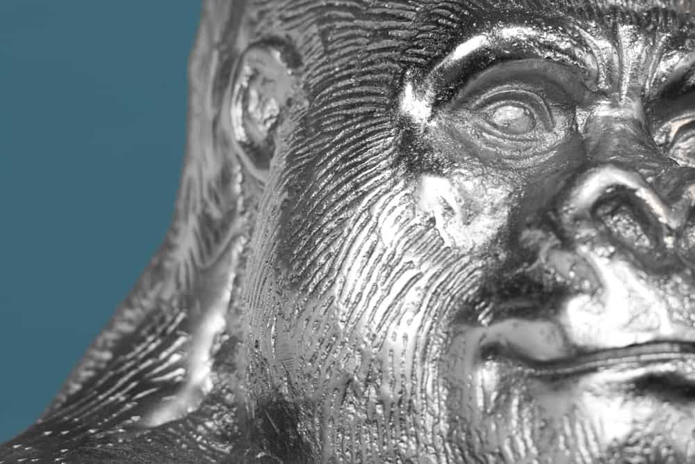 Dekorative Gorillafigur KONG 40cm silber handmade Metall Skulptur