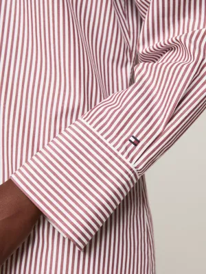 Vestido camisa listrado com cintura marcada e modelagem solta