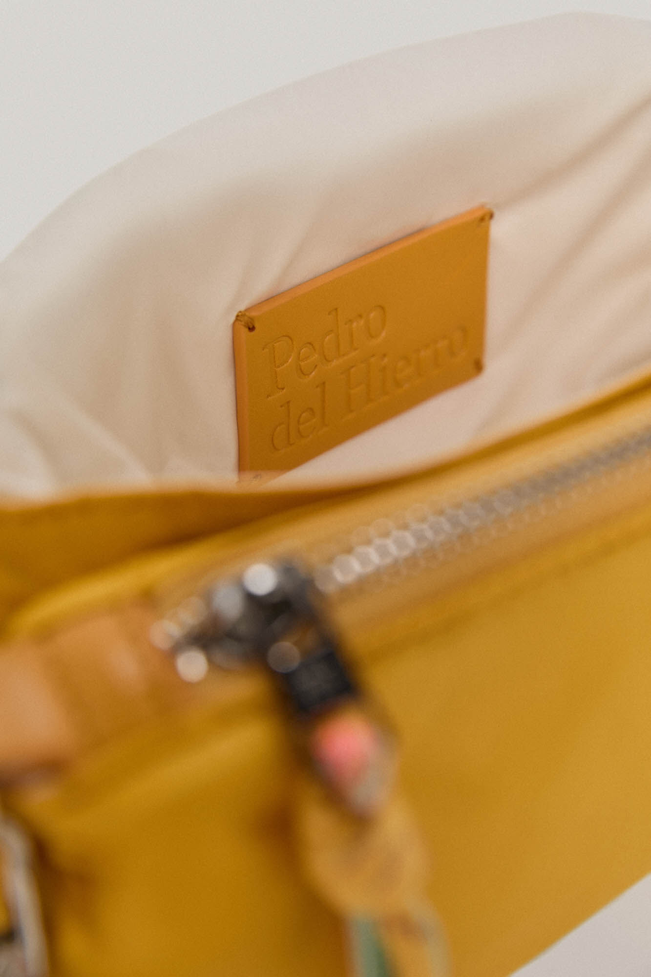 Bolsa de ombro com aba acolchoada em nylon - Amarela