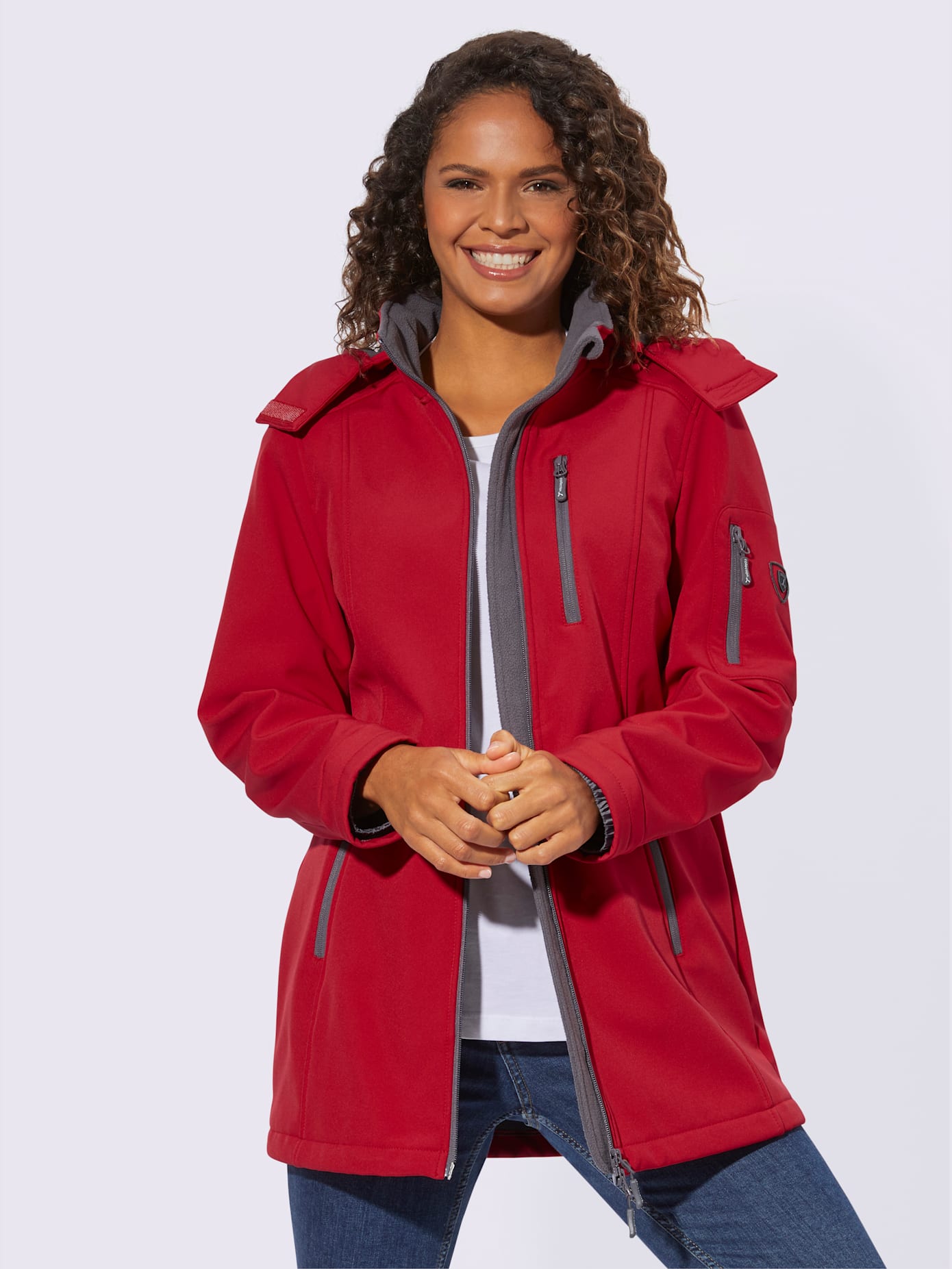 Veste softshell capuche amovible grâce à une glissière