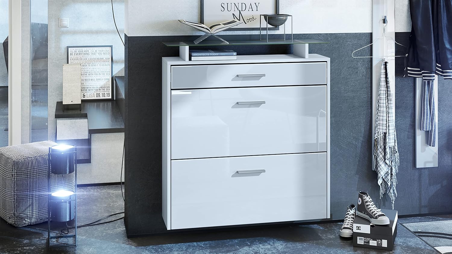 Vladon Schuhschrank Malea, hängender Schuhkipper für 16 Paar Schuhe mit 2 Klappen und 1 Schublade und Glasablage, Weiß matt/Weiß Hochglanz (89 x 96 x 23 cm)