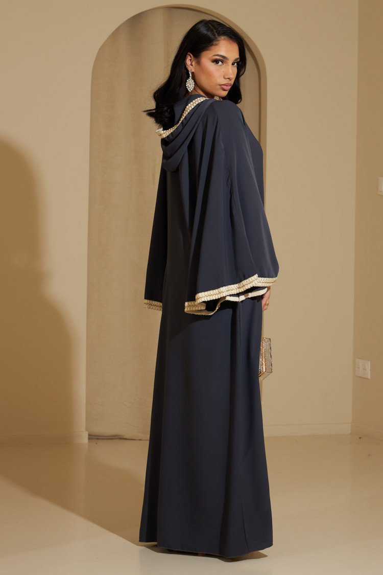 Abaya gris foncé à capuche avec détails dorés