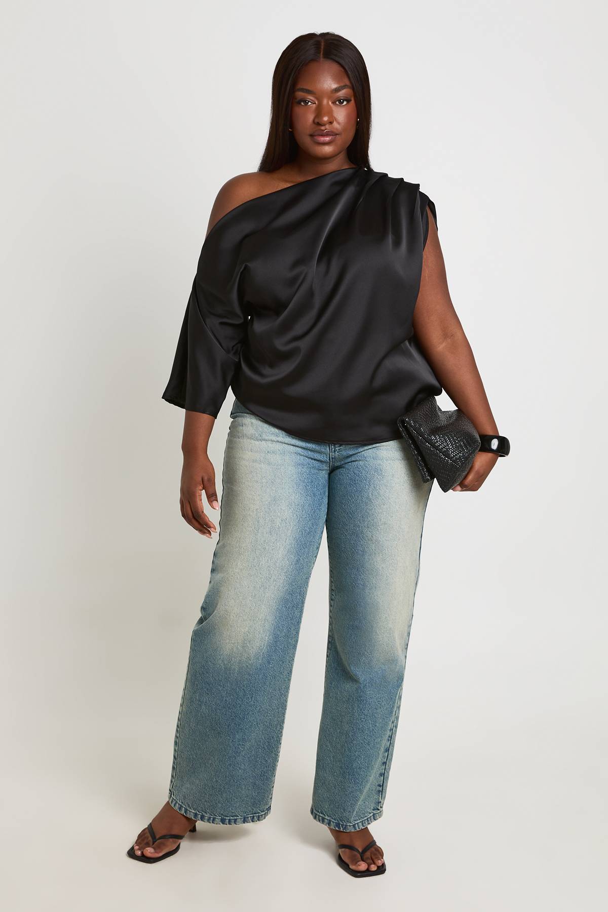boohoo Haut Épaule Dénudée Avec Fronces À L'épaule En Satin Grande Taille