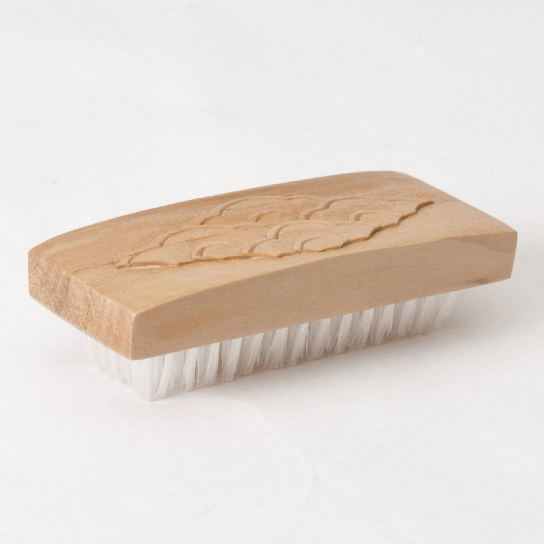 Nagelbürste 'Wellenform' aus Mahagoniholz, B 10 cm, L 4 cm, H 3 cm von fischer's lagerhaus
