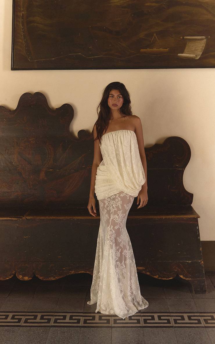Crème Robe Maxi Bustier En Dentelle À Drapé Asymétrique Avec Godets Et Ourlet Sirène Plt Label