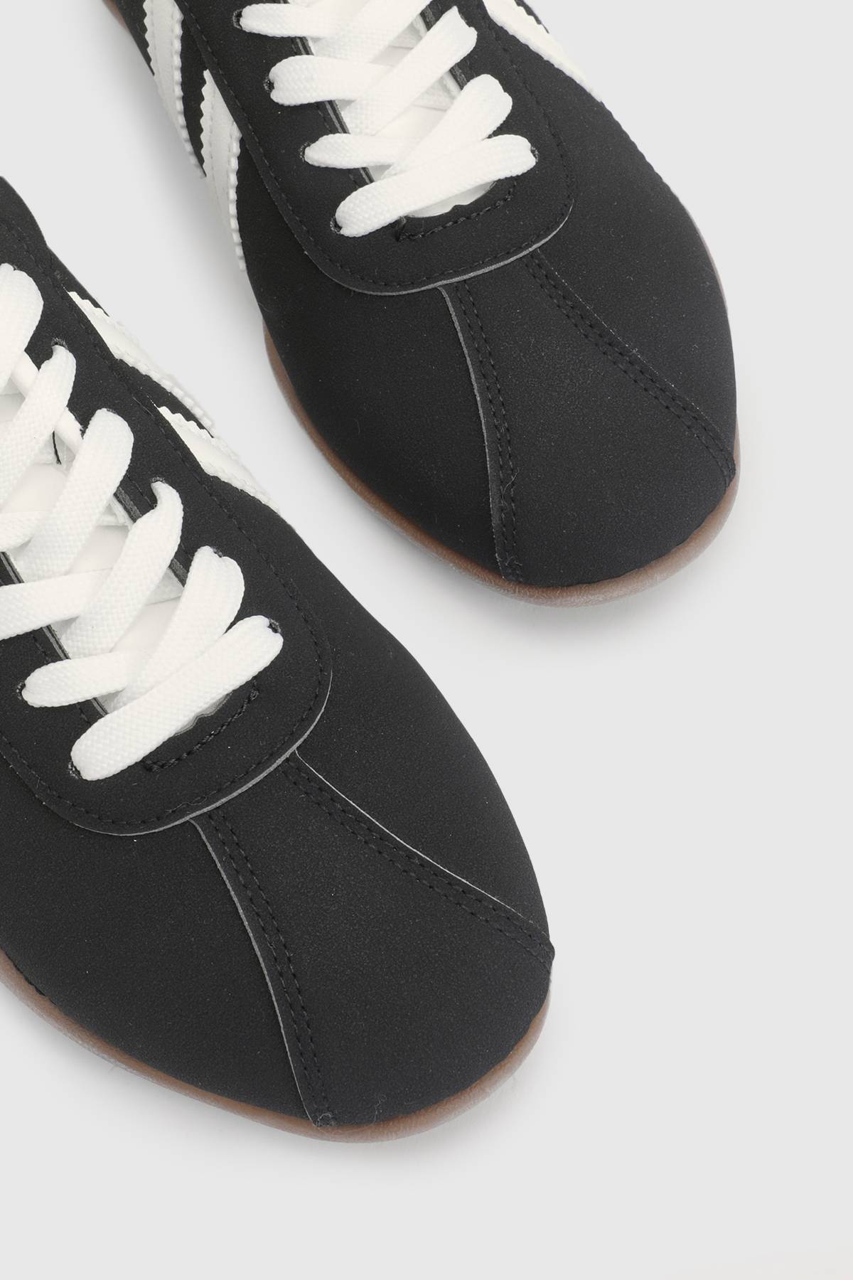 Oasis Baskets Riley À Lacets En Synthétique Avec Détails Contrastés