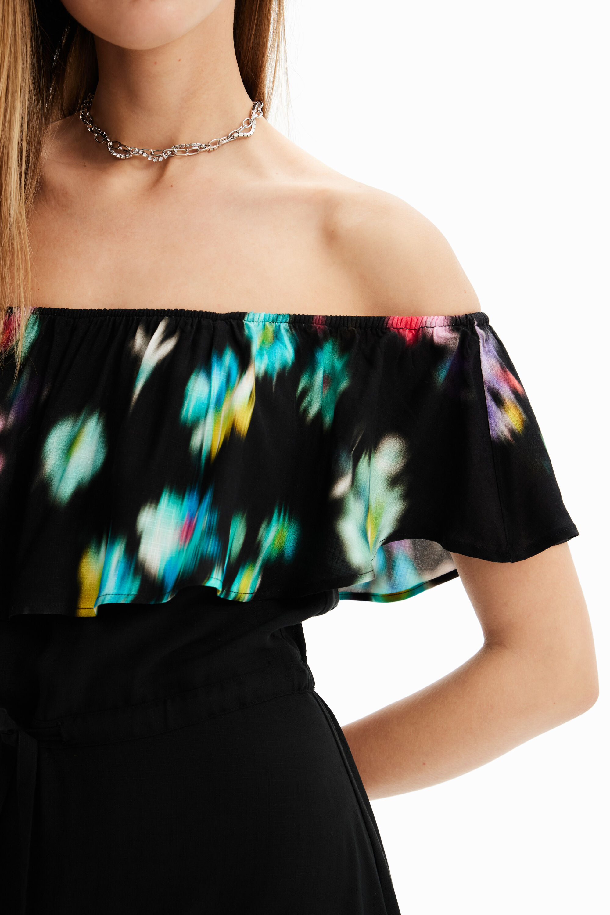 Vestido longo com babados e formato desfocado
