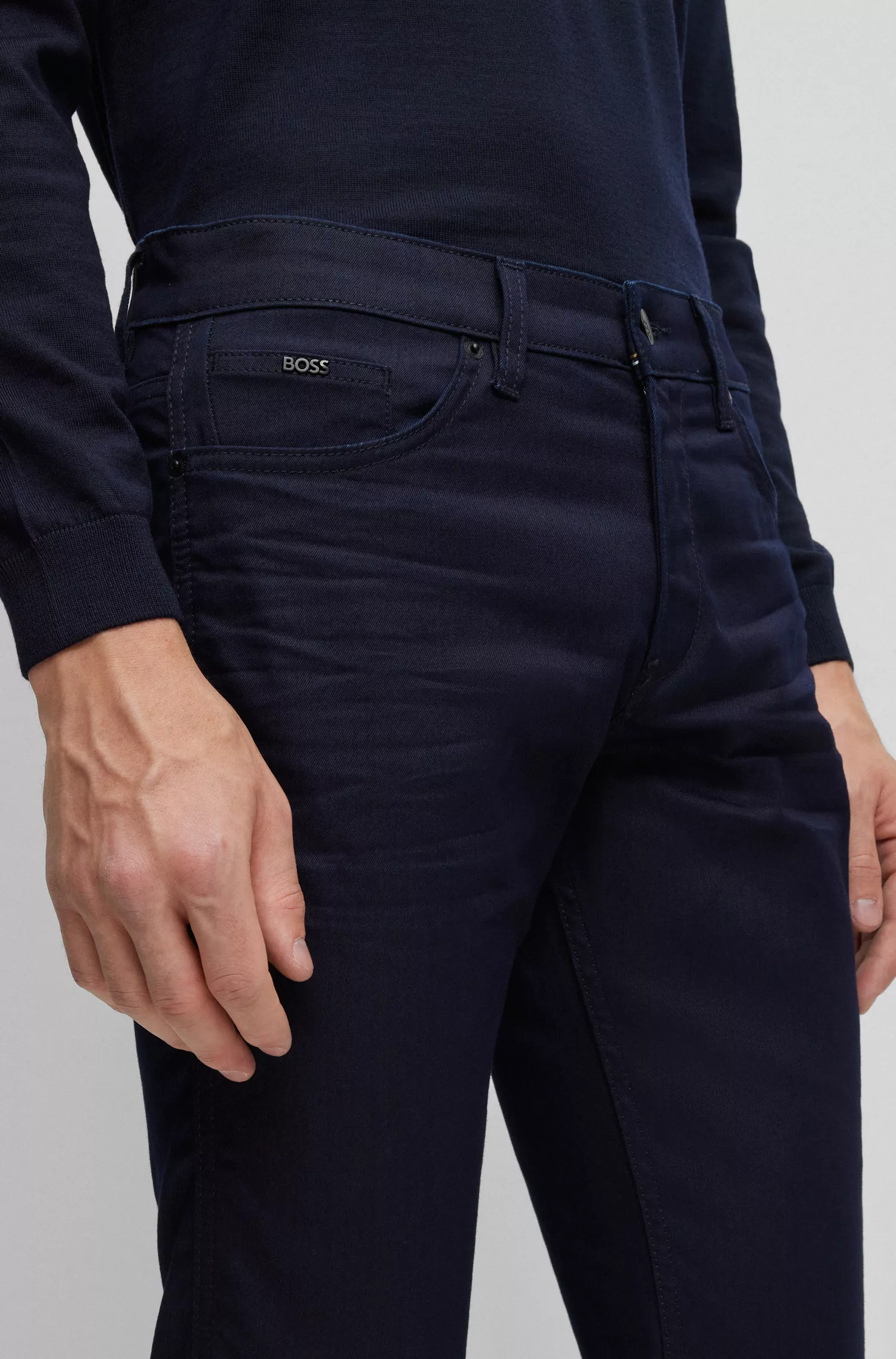 Calça jeans BOSS preta, corte slim, em denim confortável com elasticidade azul-escuro.