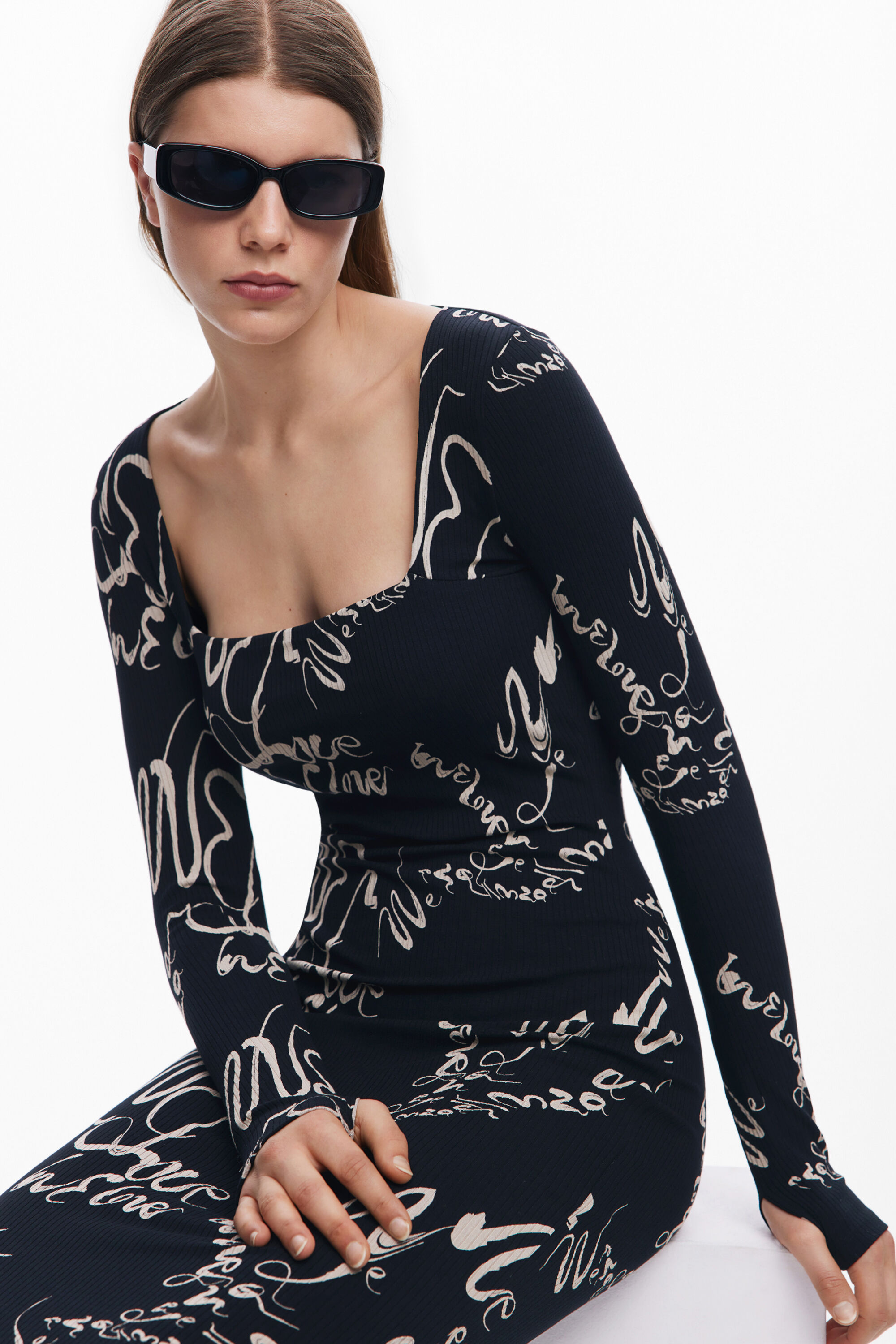 Vestido com decote quadrado e estampa de letras.